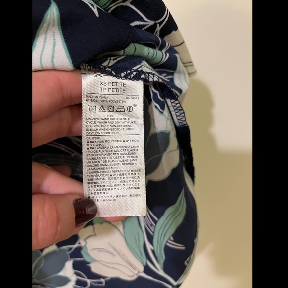 Banana Republic Sleeveless Blouse XSP - Picture 4 of 4